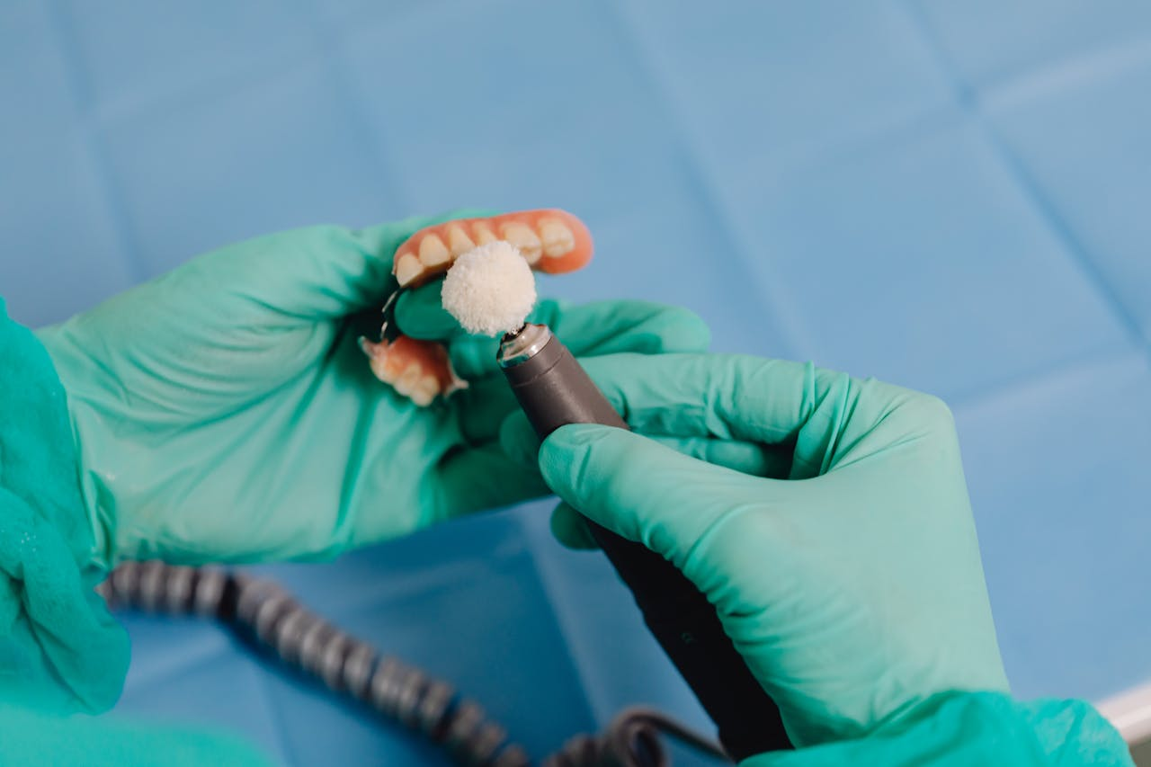 Takma Diş (Hareketli Protez) Temizliği: Neden Önemli, Nasıl Yapılmalı?