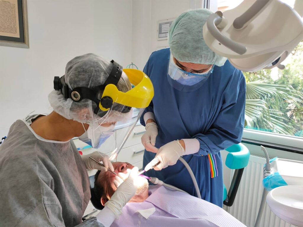 Çene Cerrahisi Uzmanı Diş Hekimi A. Ferdağ Öztürk ve Diş Hekimi Özhan Öztürk, İstanbul Göztepe Feneryolu